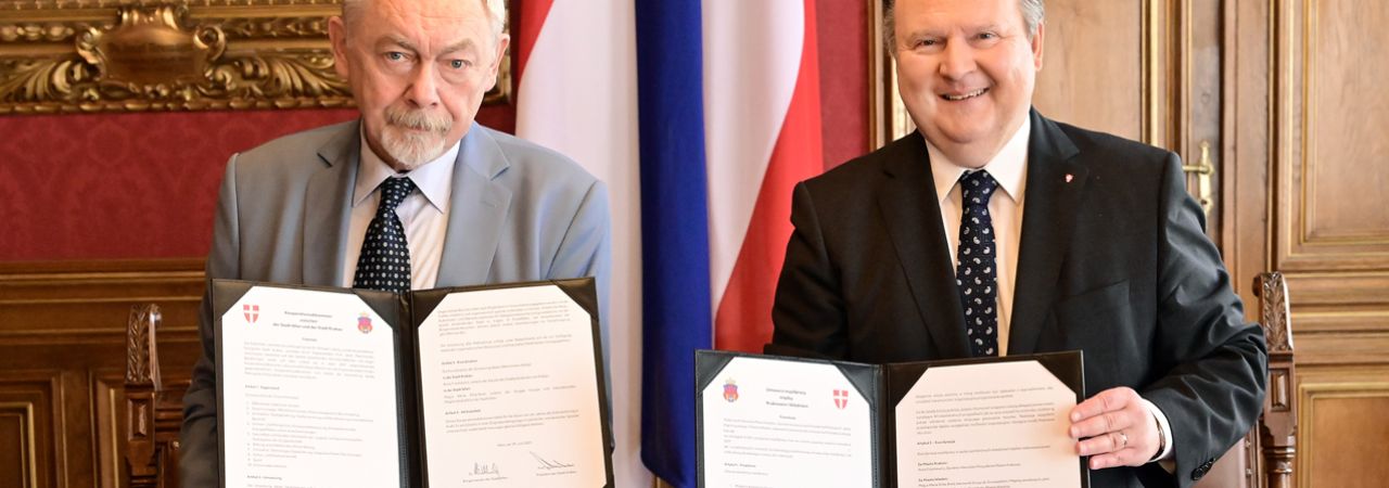 Von links: Stadtpräsident Jacek Majchrowski und Bürgermeister Michael Ludwig mit unterzeichnetem Kooperationsabkommen
