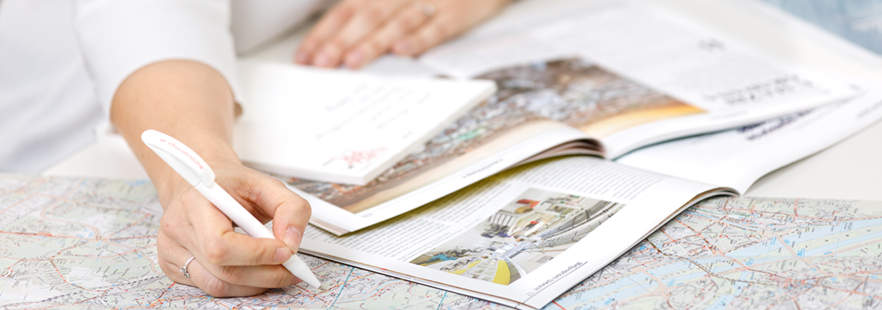 Frau mit Zeitschriften