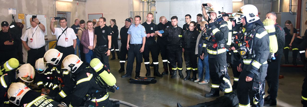 Wiener Feuerwehrteam demonstriert polnischen Kolleg*innen Einsatz
