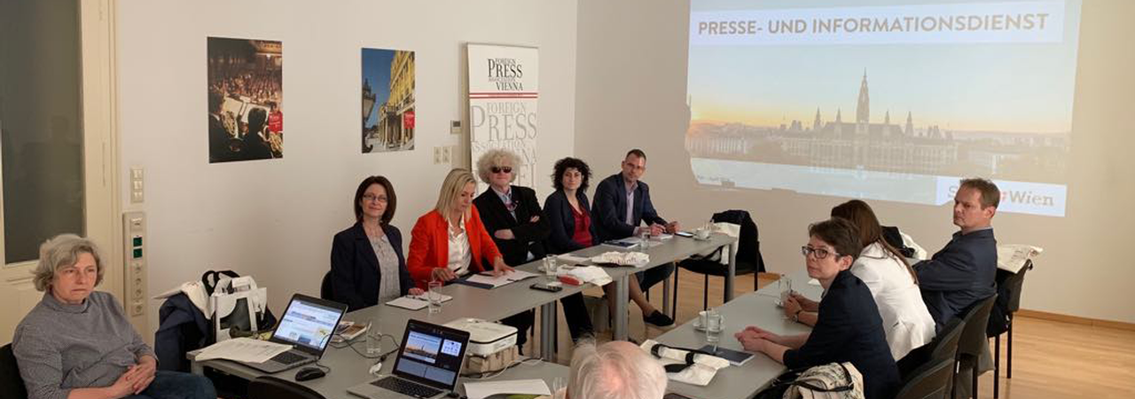 Teilnehmer*innen aus Miskolc und Wien bei einer Besprechung