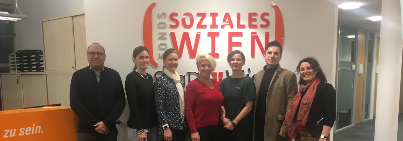 Delegation aus Bratislava steht vor dem Logo des Fonds Soziales Wien