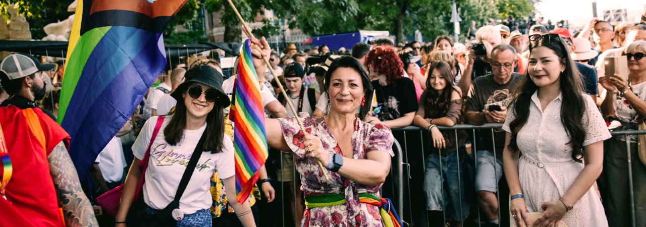 Veronica Kaup-Hasler, Bécs kulturális tanácsnoka a Pride felvonuláson a szivárványzászlóval.