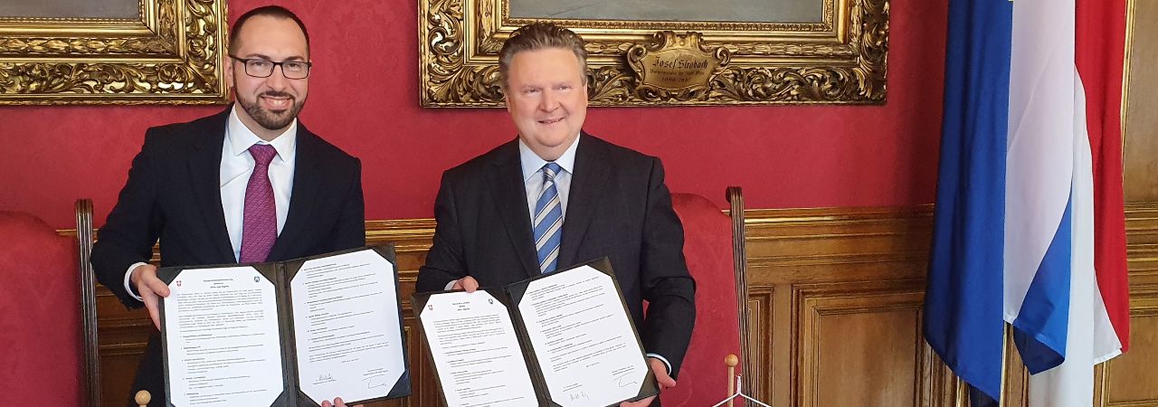 Zagreber Bürgermeister Tomašević  und Wiener Bürgermeister Ludwig mit unterzeichnetem Kooperationsvertrag