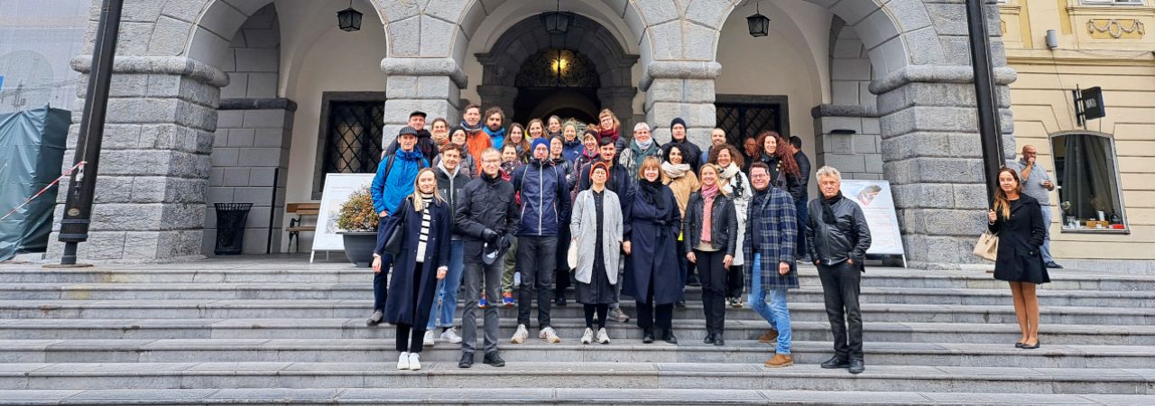 Gruppenfoto vor dem Rathaus von Ljubljana