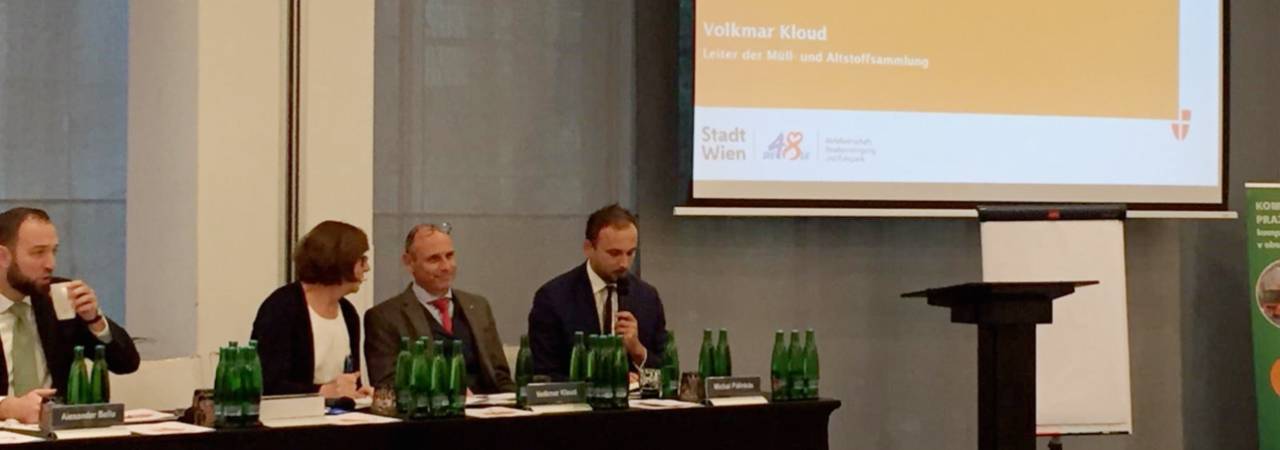 Volkmar Kloud (Erster von rechts) bei seinem Vortrag über Müllgebühren in Wien