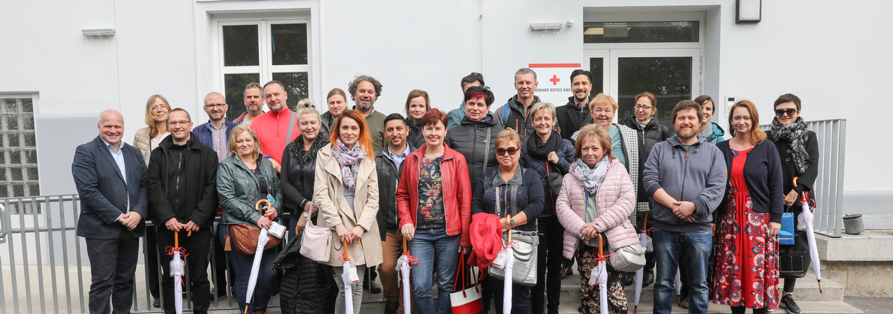 Gruppenbild der Delegation vor Einrichtung des Roten Kreuzes