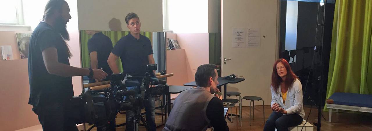Fernsehteam von POP TV führt Interview mit Wiener Vertreterin