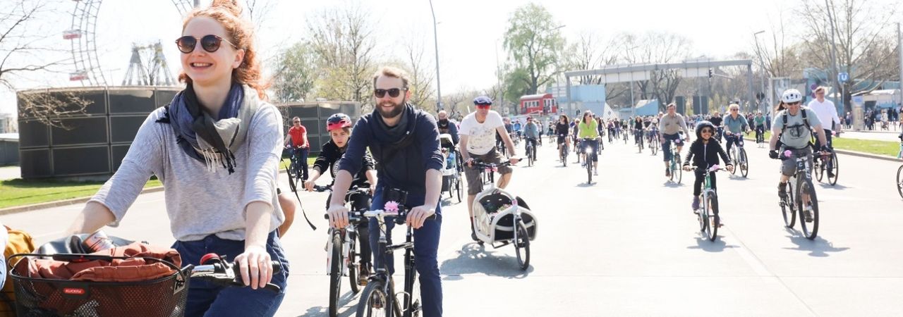Колоездачи по време на Виенския велопарад