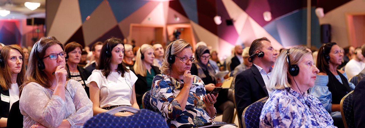 Sudinici konferencije sjede u pubklici
