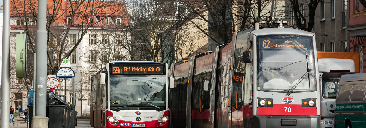 Autobus und Niederflurstraßenbahn