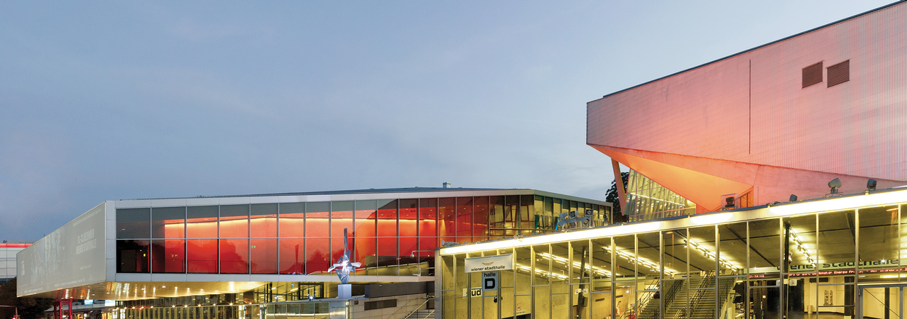 Farbig erleuchtete Gebäude der Wiener Stadthalle