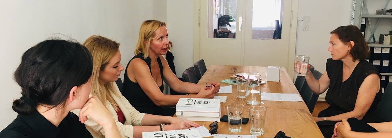 Arbeitsgespräch im KÖR-Büro in Wien, von links: Viktoria Mravčáková, Jana Smolková, Martina und Marie Foltýnová (abgeschnitten)