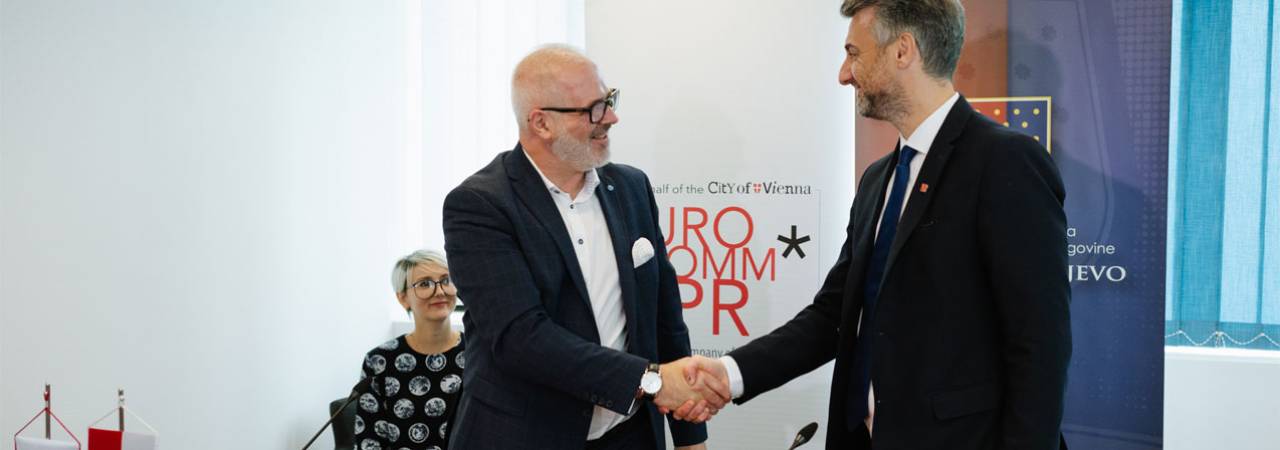 Handshake zwischen Robin Heilig (MA 01) und Premierminister des Kantons Sarajevo, Edin Forto