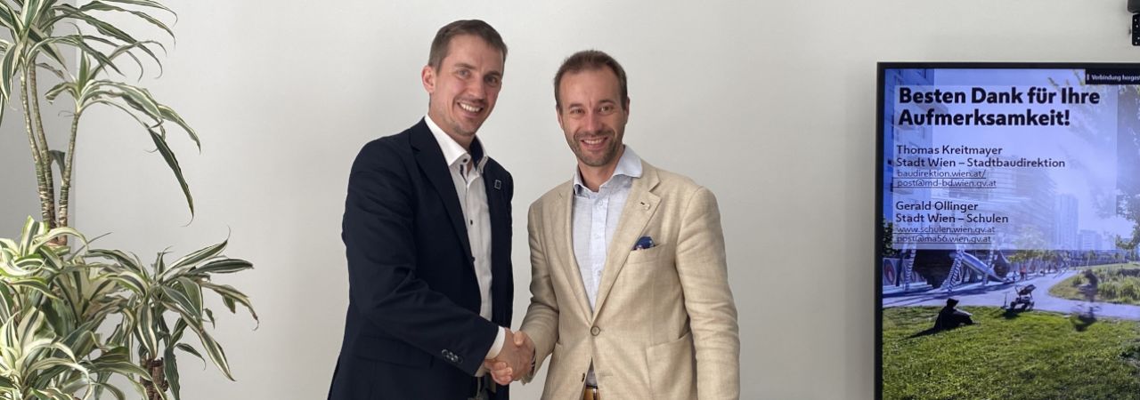 Der Prager Stadtrat Vít Šimral mit Thomas Kreitmayer (Magistratsdirektion, Geschäftsbereich Bauten und Technik, Kompetenzzentrum soziale und kulturelle Infrastruktur)