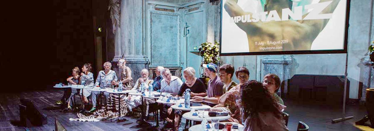 TeilnehmerInnen der Pressekonferenz an Tischen auf einer Bühne