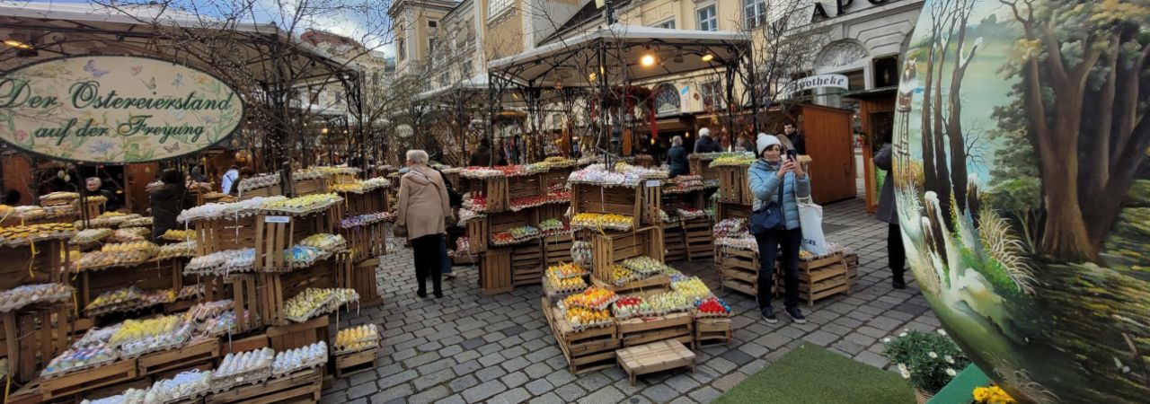 Verkaufsstände mit Deko-Ostereiern beim Ostermarkt auf der Freyung.