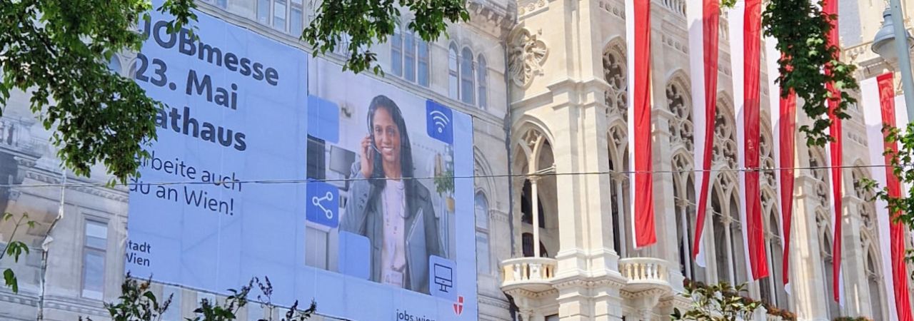 Transparent zur JOBmesse auf der Fassade des Wiener Rathauses