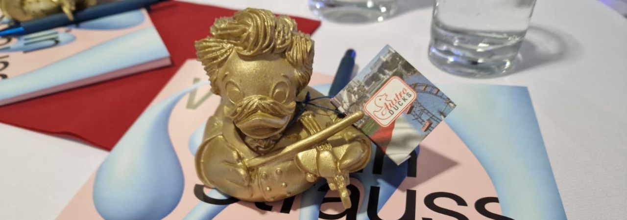 Goldene Gummiente mit den Zügen von Johann Strauss