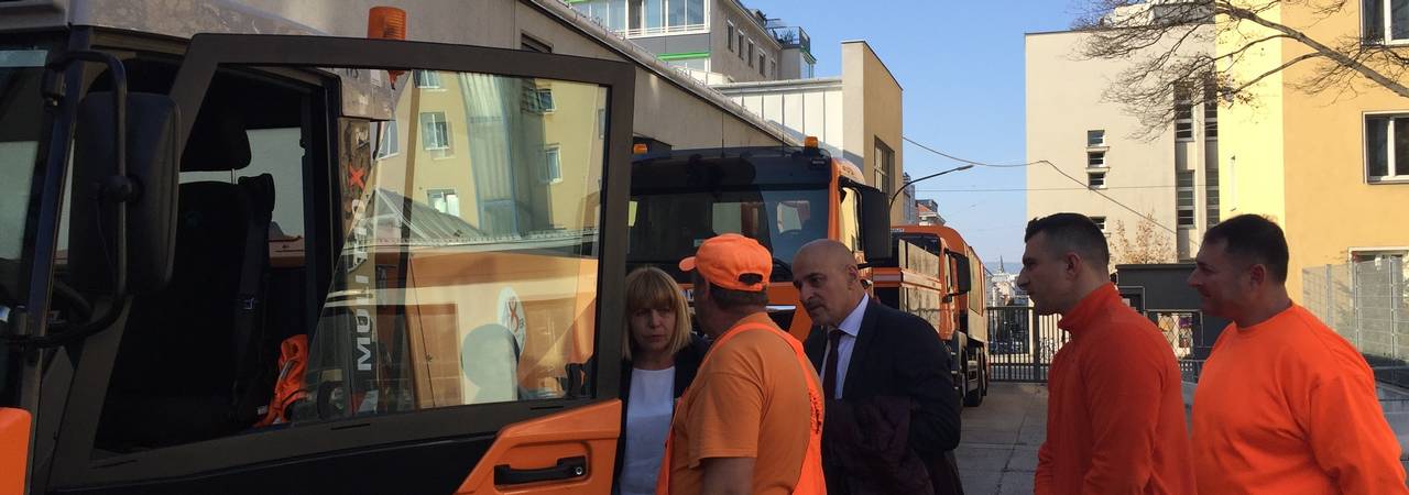 Bürgermeisterin Fandakova besichtigt Fahrzeug der MA 48