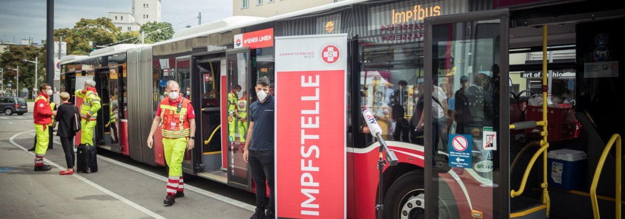 Impfbus, davor MitarbeiterInnen des Samariterbundes