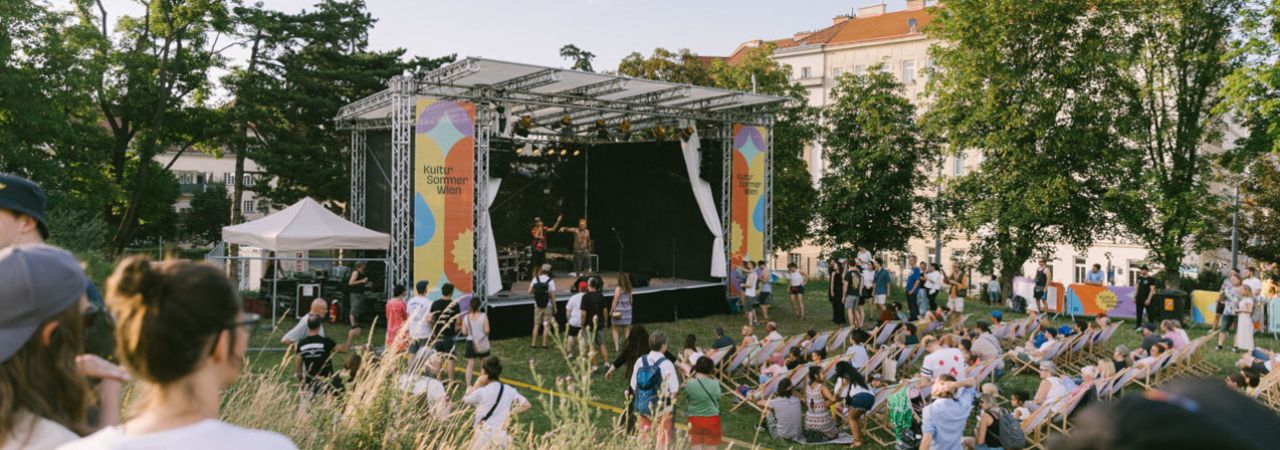 Open Air Bühne mit Publikum in Liegestühlen vor der Bühne