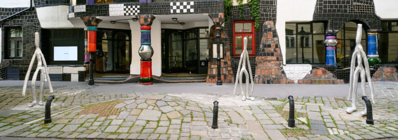 Drei Figuren von Strichmännchen vor dem Kunst Haus Wien