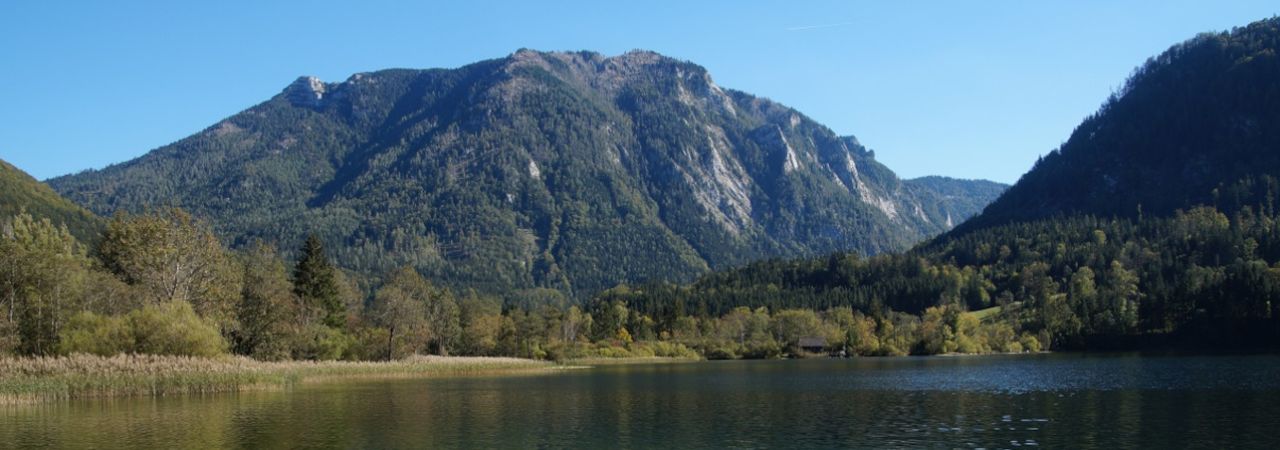 Tiszta vizű tó, háttérben hegyekkel