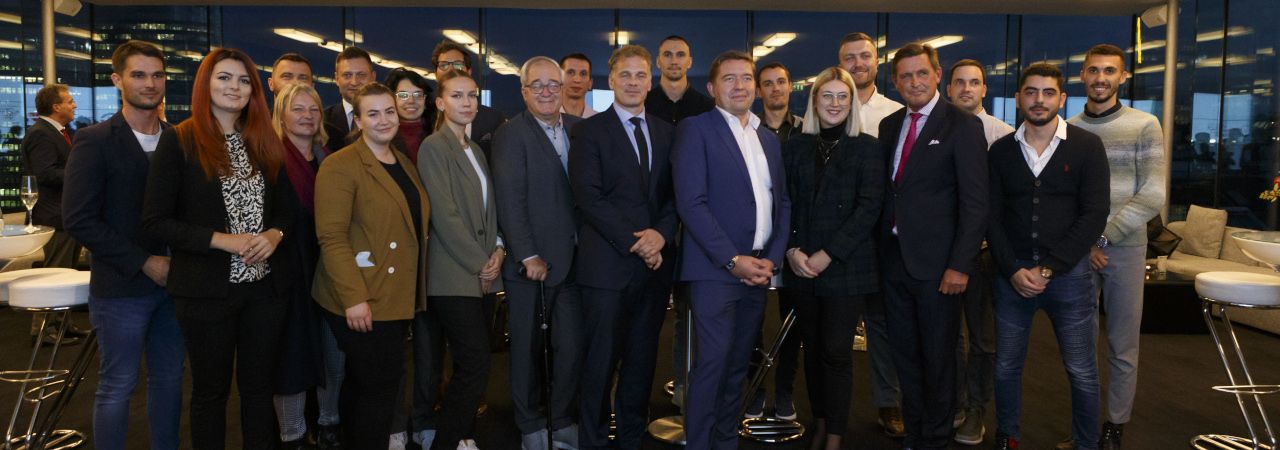 Gruppenbild der Studierenden mit StR. Peter Hanke, dem Geschäftsführer der Eurocomm-PR (seit April 2023 Stadt Wien | Internationale Büros) Markus Pöllhuber sowie dem Vizerektor der FH Campus Wien Arthur Mettinger