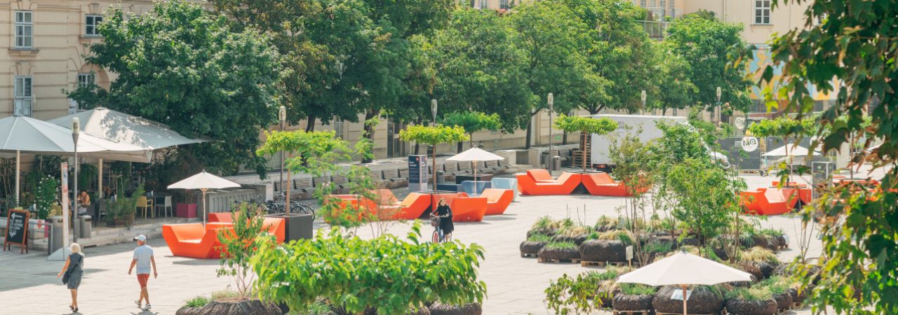 Haupthof des Museumsquartier mit zahlreichen Grünpflanzen und den Sitzmöbeln 'Enzis'