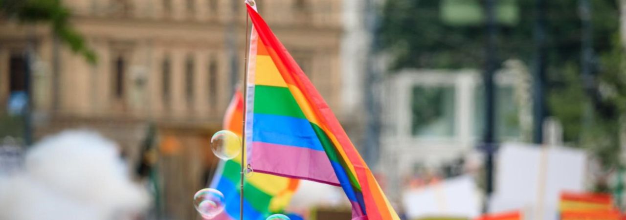 Regenbogenfahne und Seifenblasen
