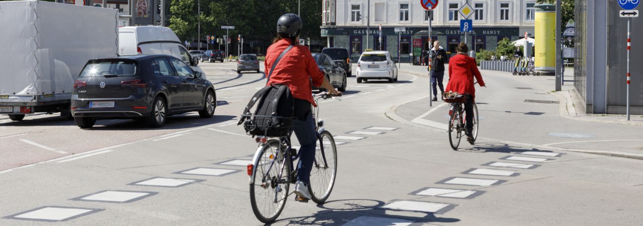 Radfahrer*innen auf einem Radwegstreifen in Wien