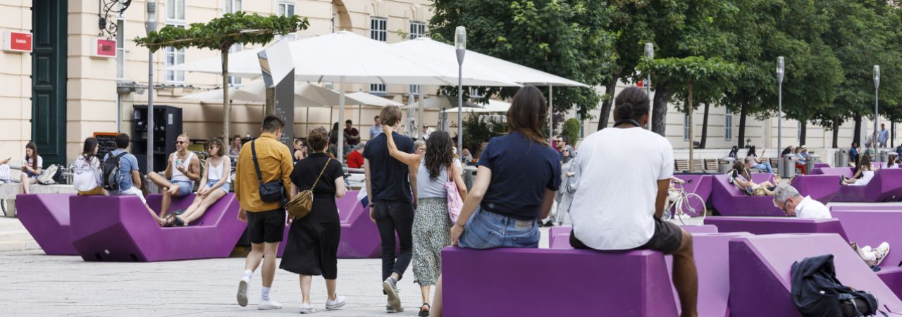 Belebter Innenhof des Wiener Museumsquartiers