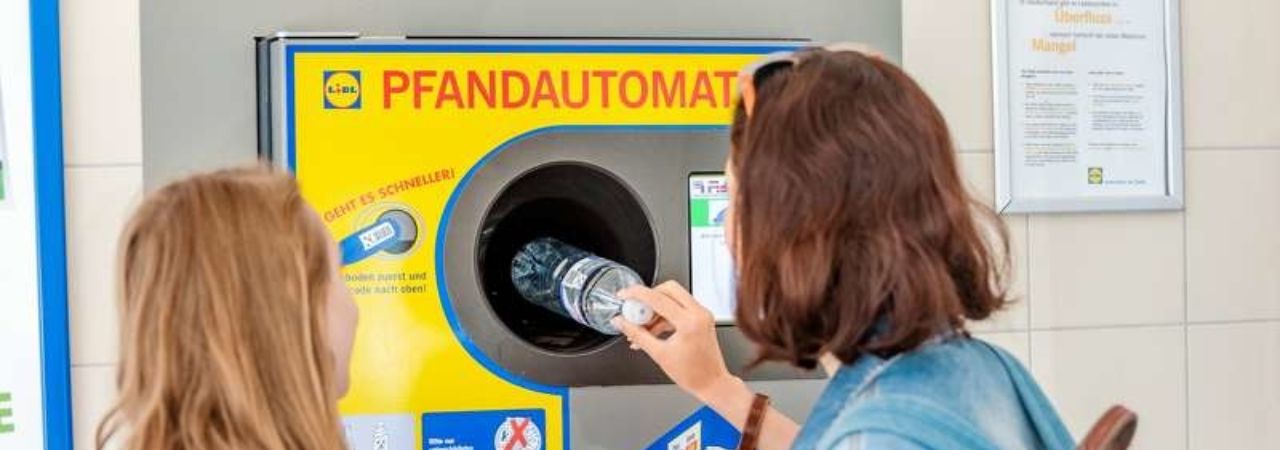 Жена връща пластмасова бутилка в депозитен автомат