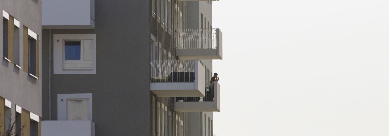 Person telefoniert auf Balkon