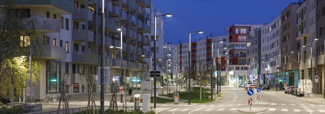 Beleuchtete ruhige Straße im Nordbahnviertel