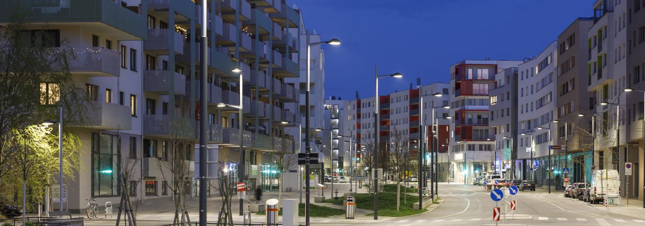 Modernes Wohngebiet bei Nacht