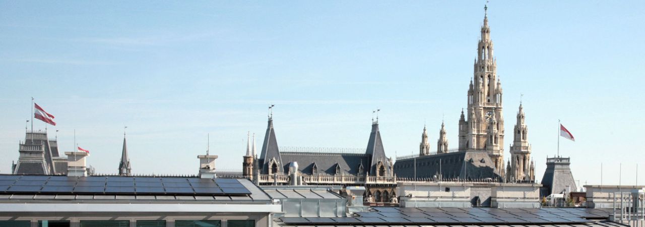 solarne elektrane na vrhu krova i zgrade u pozadini