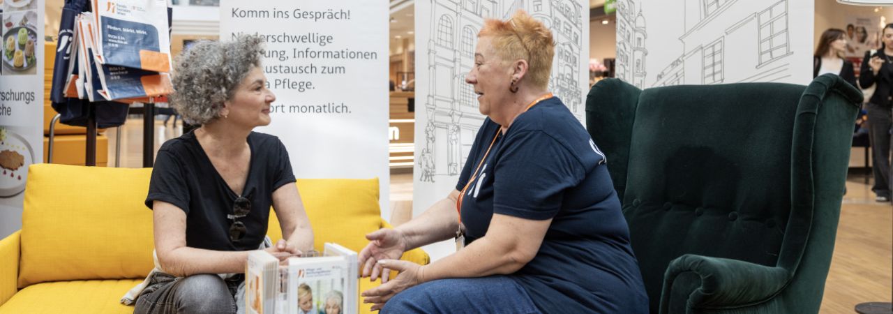 Zwei Frauen in einem Beratungsgespräch