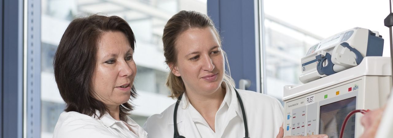 Két orvos betegmonitort néz