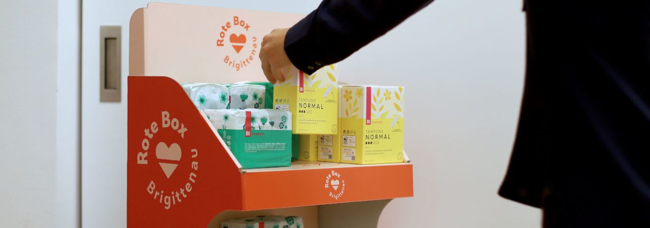 Rote Box mit Binden und Tampons