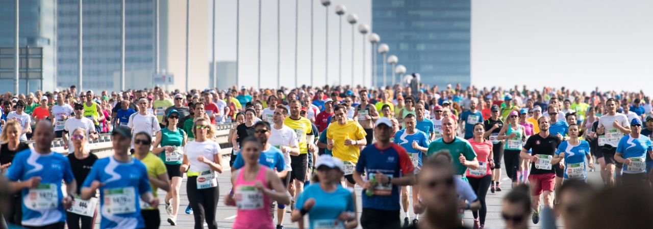 Start beim Vienna City Marathon mit tausenden Läufer*innen