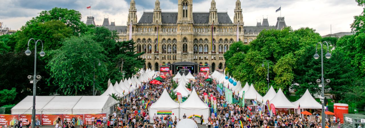 Gut besuchtes Pride Village auf dem Wiener Rathausplatz
