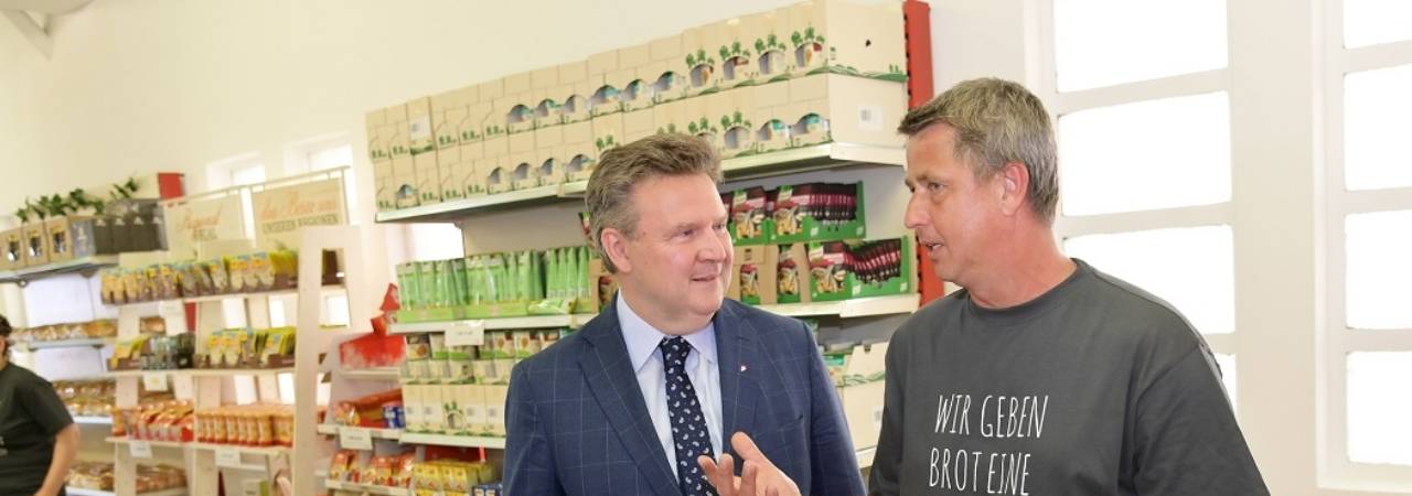 Michael Ludwig Bécs főpolgármestere az egyik új szociális bolt megnyitóján