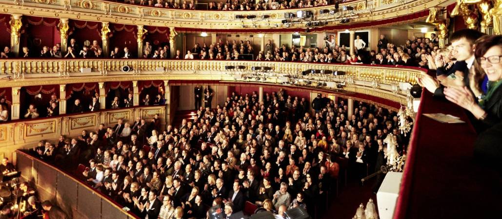 Gefüllter Publikumsraum im Theater an der Wien