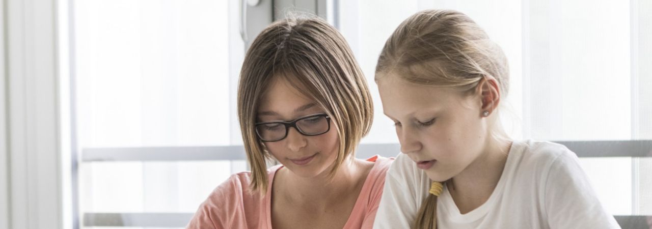Két kislány házi feladatot ír