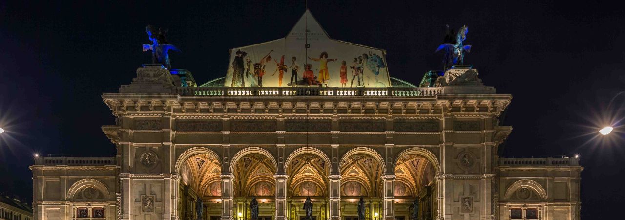 Сградата на Виенската опера, осветена нощно време
