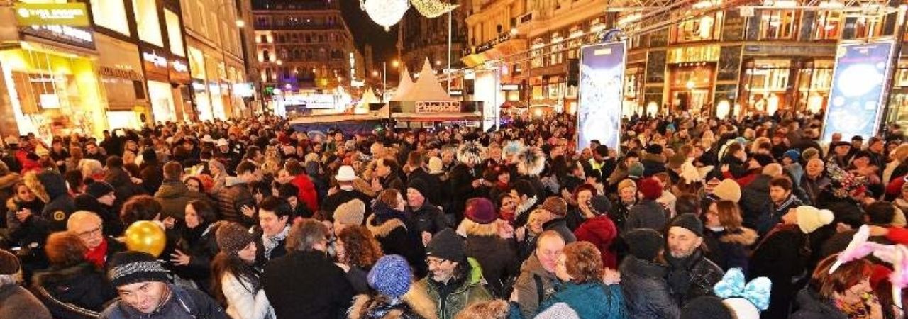 Хора, танцуващи валс в новогодишната нощ на улицата.