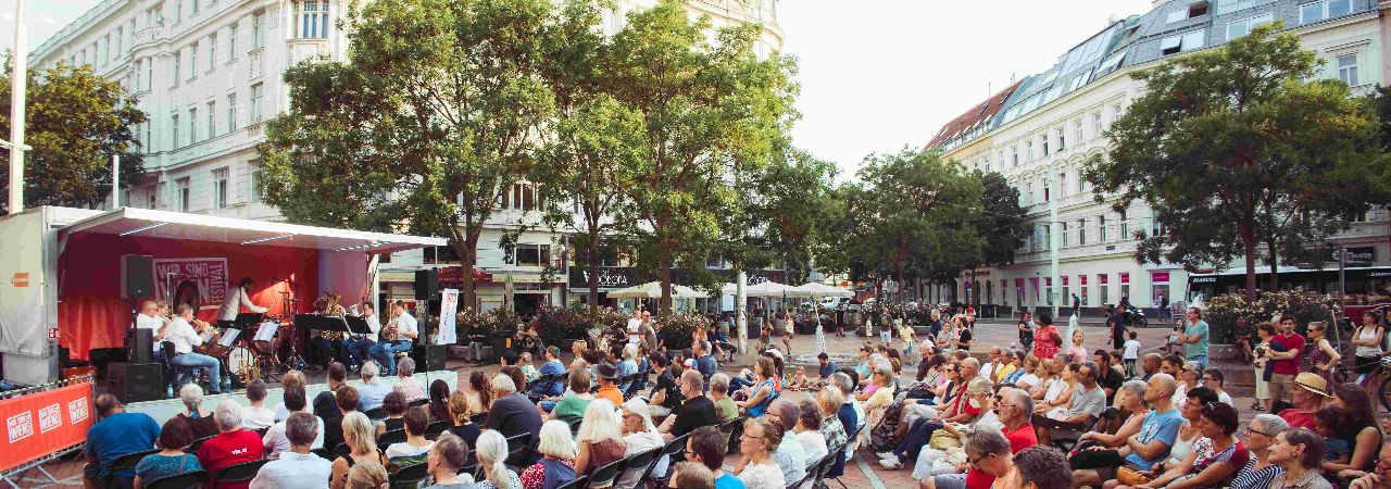 Концерт на открито на виенски площад: сцена и публика