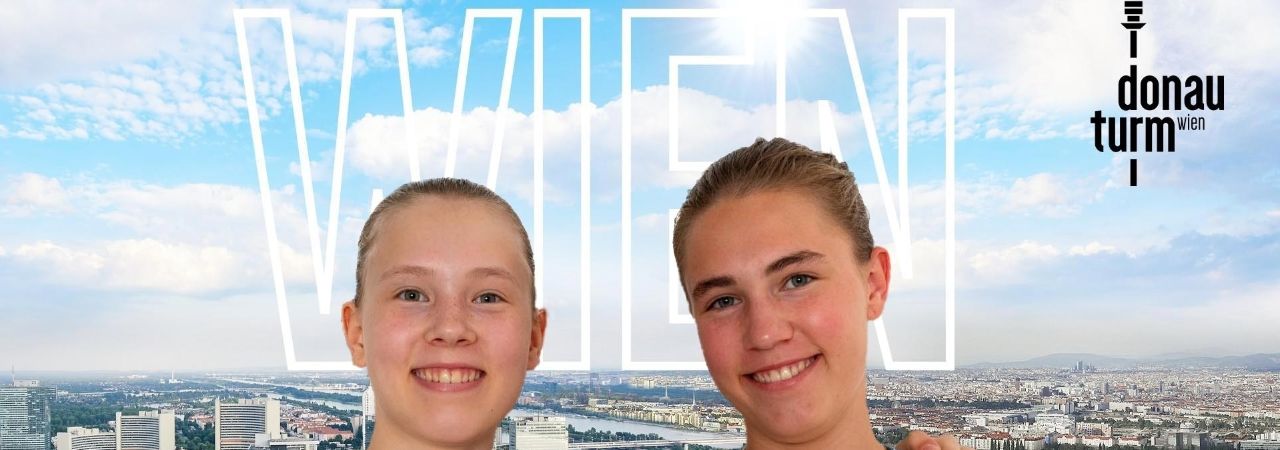 Две момиченца на фона на гледка от Дунавската кула