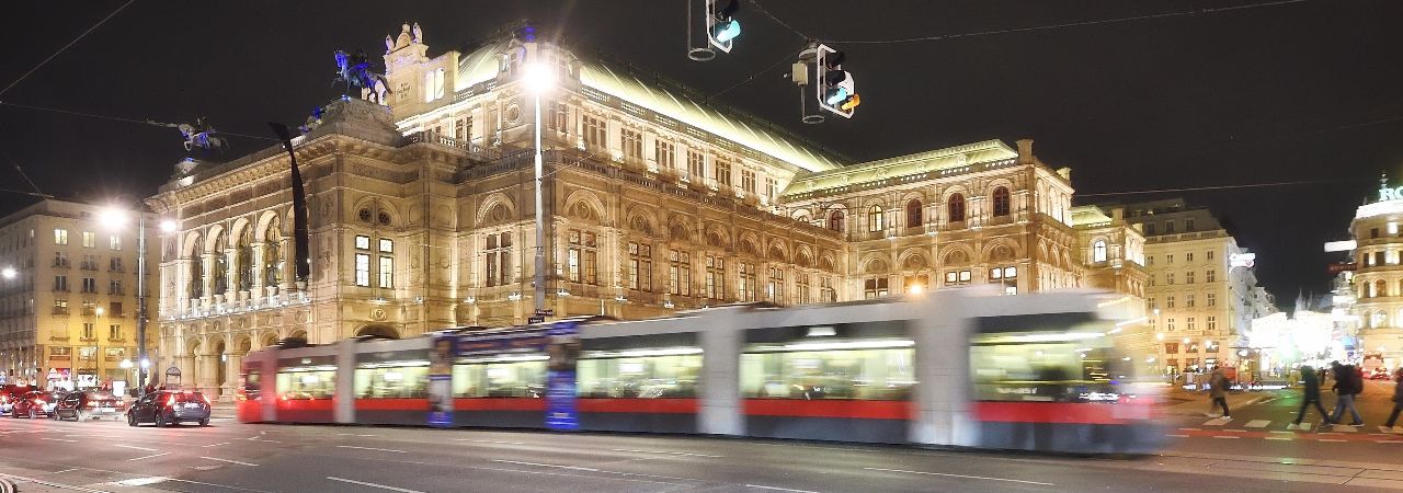 Трамвай D през нощта пред Виенската опера
